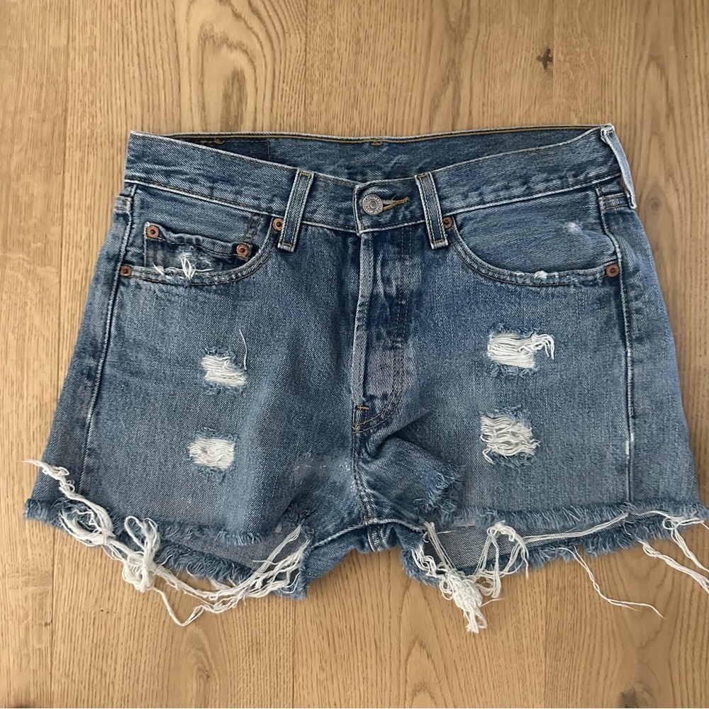 LEVI'S 501 DISTRESSED CUT OFF SHORTS BUTTON FRONT 5 POCKET STYLE SZ 28